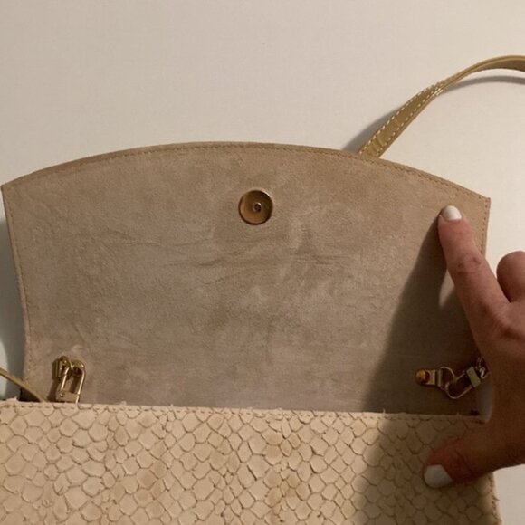 👜✨ Vintage Rolando Bellagio Beige Python-Embossed Leather Clutch w/ Gold Buckle - Picture 5 of 14